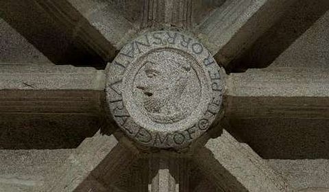 Medall�n con la efigie del cantero en el claustro renacentista  