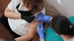 Una mujer recibe una dosis de AstraZeneca en Valladolid