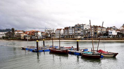 Vista del paseo de Bouzas con las embarcaciones tradicionales en primer plano