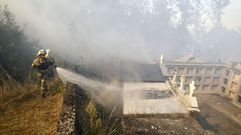 Bomberos forestales apagan el fuego junto a las tumbas del cementerio parroquial de A Vide