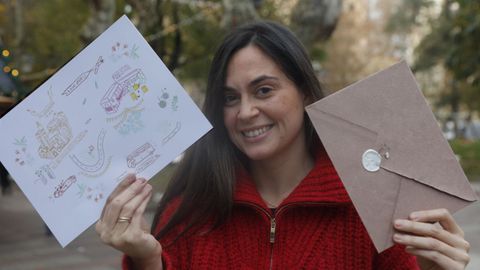 María, con algunos de los diseños de papelería que hace