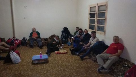 Parte de la comitiva española ayer, cuando iban a pasar la noche en una sala del puerto