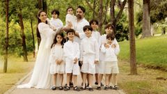 Ana Iglesias con sus ocho hijos y su marido