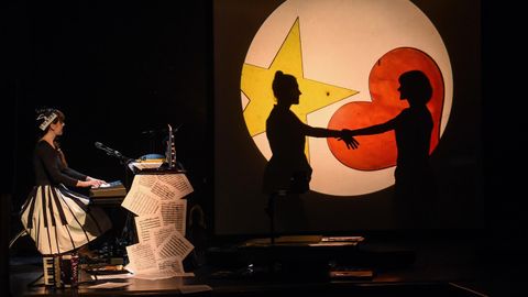 Noche blanca de Oviedo. �A�os Luz� llen� el teatro de Pumar�n 