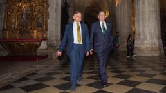 El alcalde de Oviedo, Alfredo Canteli, acompañado del edil de Seguridad Ciudadana, José Ramón Prado, abandonan la catedral tras tratar de reunirse con los tres trabajadores de Vesuvius que desde hace tres días están encerrados en el interior la catedral. 