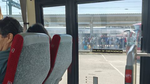 Uno de los buses que llevar� a pasajeros de Santiago a Ourense por una incidencia en la catenaria.