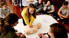 M�dicos y enfermeras del Hospital Cunqueiro, de Vigo, ense�an a a los estudiantes del instituto Santa Irene a hacer una renimaci�n cardiopulmonar