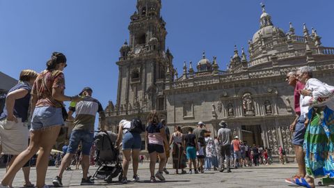 Peregrinos ayer en Santiago, haciendo cola para cruzar la Puerta Santa de la catedral