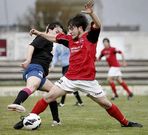 Pereiras pugna con un rival por el bal�n ayer en A Baiuca.