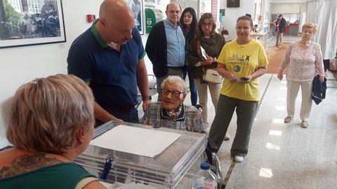 Genoveva Rodrguez saluda a la presidenta de la mesa antes de votar