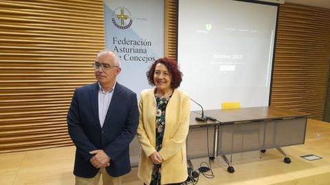 El director general de Poltica Llingstica, Antn Garca, y la presidenta de la FACC, Cecilia Prez,  en la presentacin de Falamos.