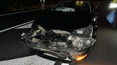 La parte frontal del coche particular del presidente de la Diputaci�n de Lugo qued� destrozado por el impacto con el jabal�
