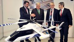 Los responsables del proyecto junto a la maqueta del helic�ptero, en la factor�a de Albacete