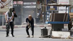Milicianos palestinos se enfrentan a soldados israel�es en Yen�n.