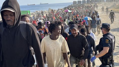 Migrantes son desalojados de la playa del Trampol�n en Ceuta