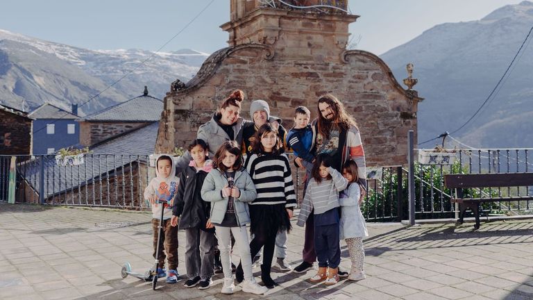 Dos de las tres familias que se mudaron a Casaio, una con cinco ni�os y otra con dos