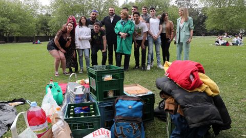  El presidente del Principado, Adri�n Barb�n (c) y la alcaldesa de Aviles, Mariv� Monteser�n (7i), posan con un grupo de j�venes que participan este lunes en la Comida en la Calle con motivo de la celebraci�n de la tradicional Fiesta del Bollo.
