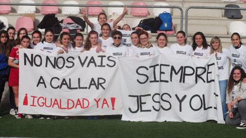 Las jugadoras del equipo femenino del Covadonga con las pancartas y camisetas reivindicativas
