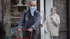 Dos ciudadanos paseaban ayer con mascarilla y protector en Buenos Aires