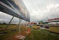 La empresa compostelana ya publicita con una valla la posible cooperativa de O Boial. 