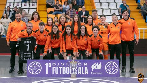 El equipo juvenil fue homenajeado por su ttulo de Liga Gallega antes del Burela-Amarelle del sbado.