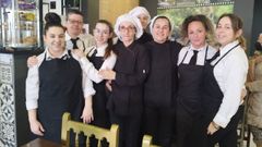 Marta Prieto (la tercera por la derecha), junto a las empleadas del Bar Guitiriz
