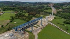 Los pilares del puente carretero m�s largo de la provincia de Lugo, el de Pambre de la A-54, ya est�n colocados