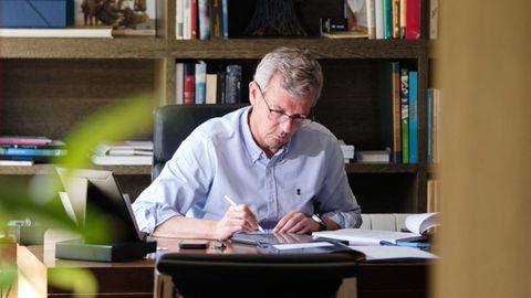 Alfonso Rueda preparando el debate, este martes por la mañana en su despacho, en una imagen difundida por la Xunta.