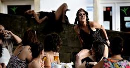 Tr�cola Teatro durante una actuaci�n de calle el pasado mes de julio en Ourense.
