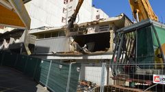 El derribo de la vieja plaza de Sanxenxo comenz� por el lateral que da a la r�a Constituci�n
