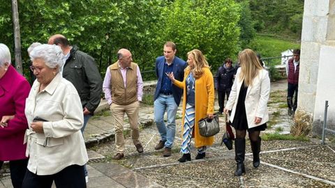 Visita del candidato auton�mico de Foro, Adri�n Pumares, a la localidad de Caleao, junto a su n�mero dos, Emilia Calvo.