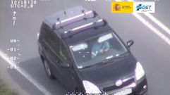 El conductor cazado cuando iba leyendo un libro al volante