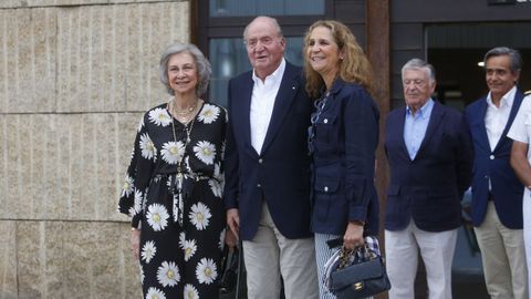 El rey em�rito en agosto del 2019, junto a la reina Sof�a y la infanta Elena, en la puerta del Real Club N�utico de Sanxenxo