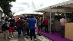 Numerosas personas visitaron durante la ma�ana los puestos de las bodegas instalados en el paseo del Malec�n de Monforte