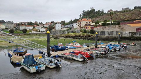 Aspecto del puerto de Campelo en una de las mareas bajas de estos d�as