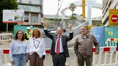 El alcalde ante la rampa reci�n instalada en Seraf�n Avenda�o