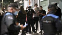 Agentes de la Polic�a Local de Santiago, en una imagen de archivo, controlando la zona de copas