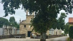 Iglesia y cementerio de Cabaleiros