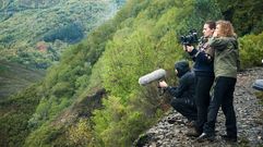 Diana Toucedo, � esquerda, durante a filmaci�n na Serra do Courel do seu filme �Trinta lumes�
