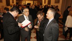 El acto, organizado por Mart�n G�mez, segundo por la izquierda, cont� con m�s de cien asistentes. 