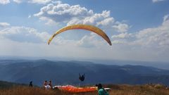 Parapentistas en la pista de despegue del Alto do Coto, que fue acondicionada a finales del a�o pasado