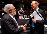 Arias Ca�ete saluda a Simon Coveney en una reuni�n celebrada en abril.