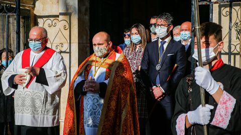 Los sonenses salieron a contemplar el paso de una procesin que parti de la iglesia parroquial para llegar a la capilla de A Atalaia.