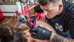 Marco Para�os, en Viveiro Tattoo Estudio