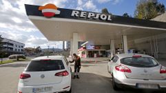 Un operario de esta gasolinera informa a los conductores de que se han visto obligados a cerrar por problemas inform�ticos