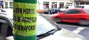 En uno de los postes puede verse un cartel pidiendo el arreglo. 