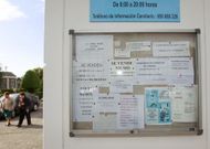 Tabl�n con anuncios de venta de nichos a la entrada del cementerio municipal de Catabois. 