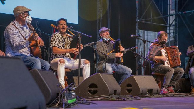 <span lang= gl >Parte dous integrantes dá Banda dás Crechas, durante unha actuación en Compostela</span>
