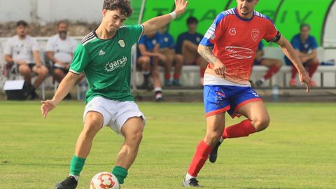 Yago Ramos golpea la pelota durante el partido contra el Sigeiro en A Marosa.