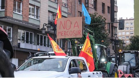 As� fue la tractorada en Oviedo convocada por URA, USAGA, COAG y ASAJA contra el acuerdo de libre comercio entre la Uni�n Europea y los pa�ses del Mercosur